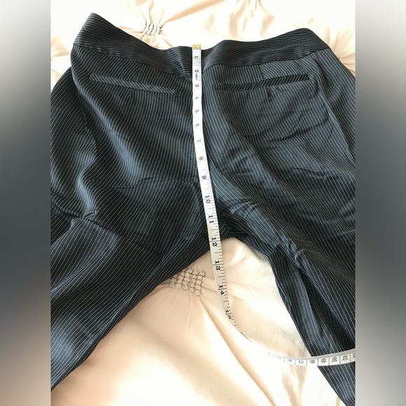 Bebe black & white pinstriped shorts in good condition. Sz 6. - Picture 8 of 14